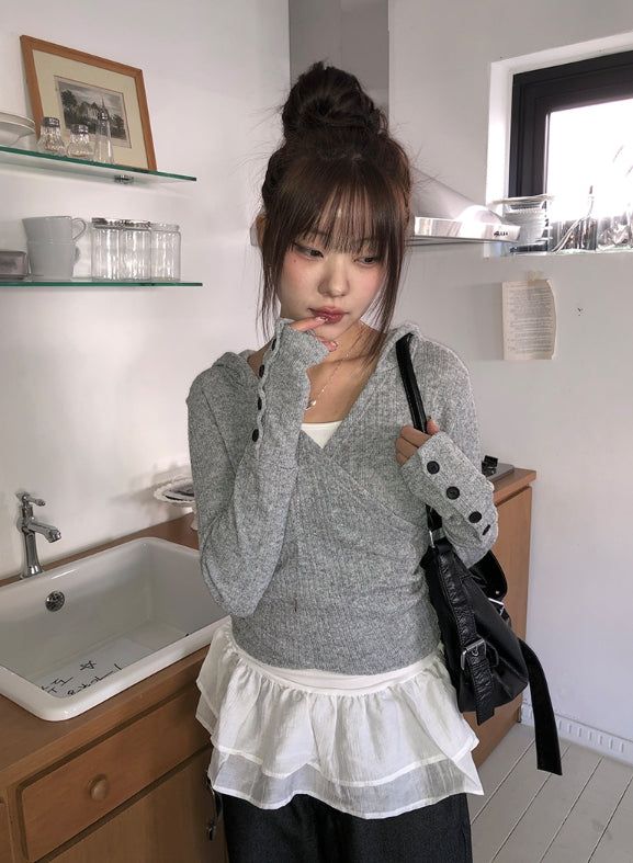anyonemore（エニーワンモアー）の「ヒトーラップボタンスリムフードニット（トップス）」