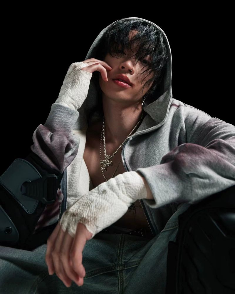 【Keshi】SPRAY RED SHORT CUT ZIP HOODIE