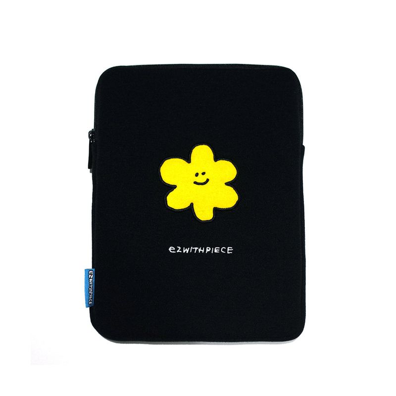 PIECEMAKER（ピースメーカー）の「[EZwithPIECE] DAISY TABLET POUCH (BLACK)（Hats）」