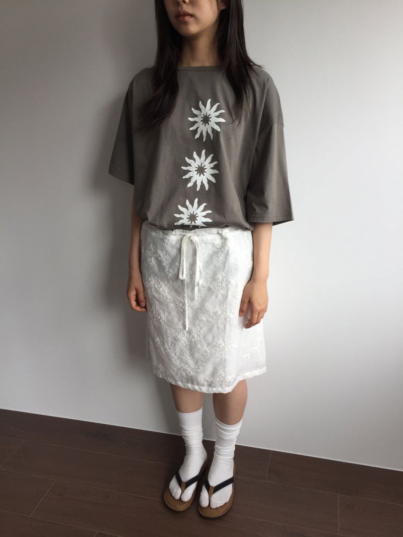 Flower applique skirt (1color)