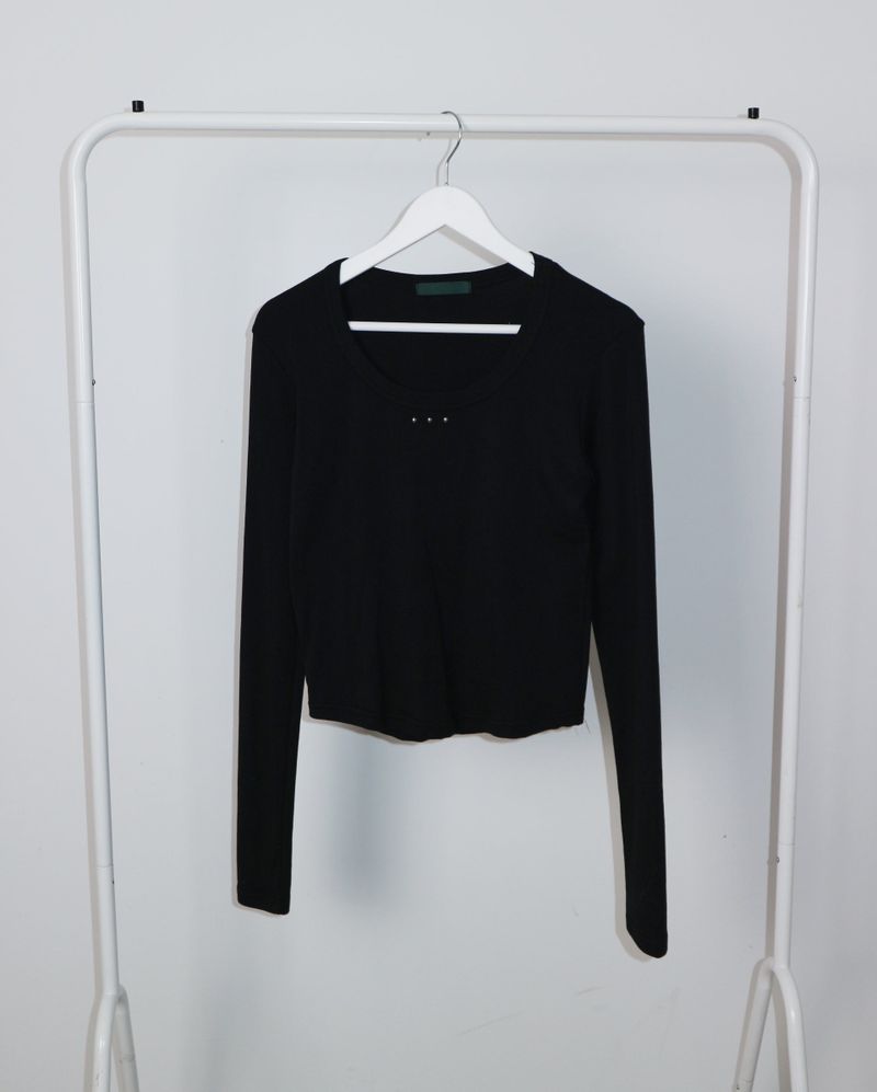 open stud U-neck round long-sleeved T-shirt