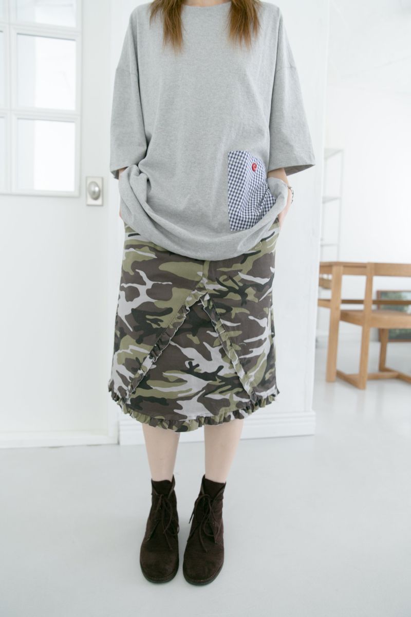 omoosoohy（オムスヒ）の「camo ruffle midi skirt(2colors)（Skirts）」