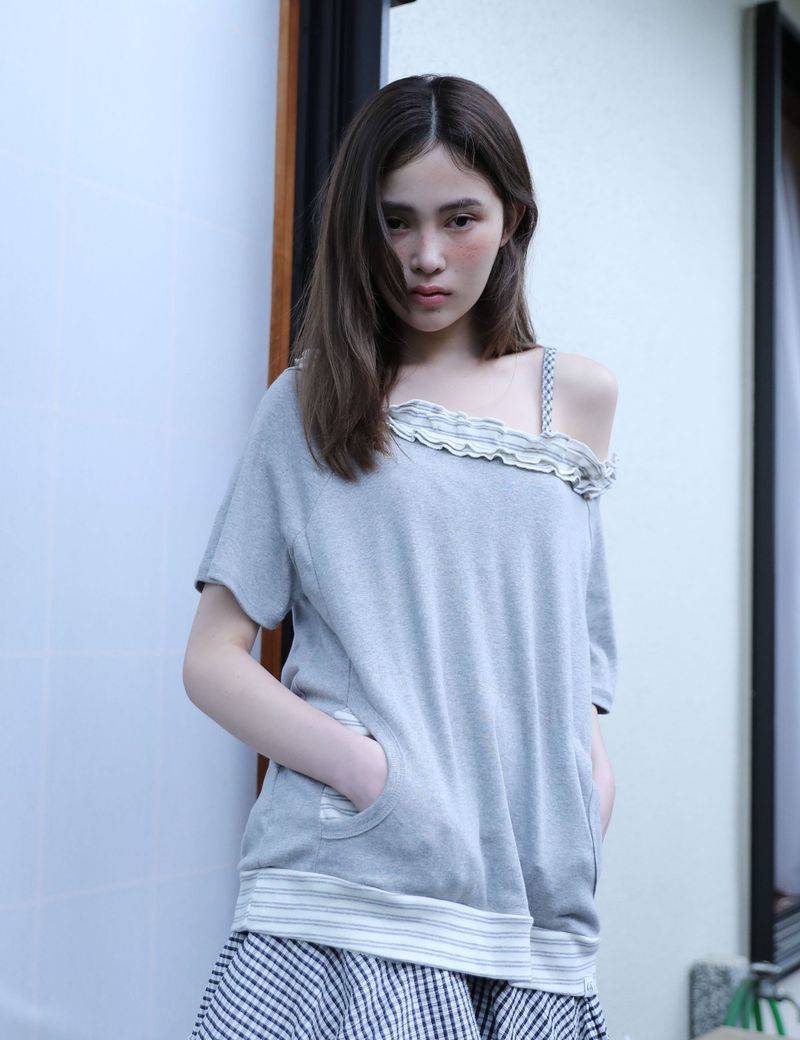 UGLYSHADOW（アグリーシャドウ）の「STRIPE FRILL OFF-SHOULDER(GREY)（Tops）」