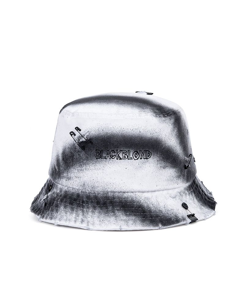 BLACKBLOND（ブラックブロンド）の「BBD Ripped Sprayed Custom Border Graffiti Logo Bucket Hat (White)（Hats）」