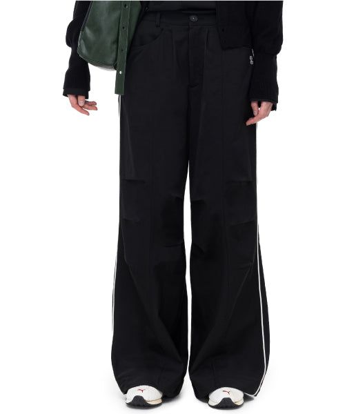 IUGAMAKARAS（イウガマカラス）の「Piping Pin-Tuck Pants (Black)（Pants）」