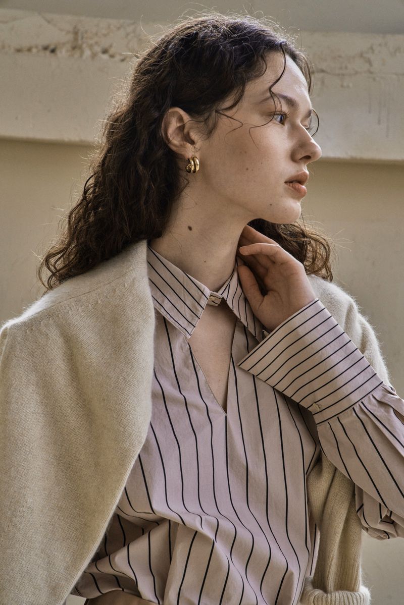 COLLAR CUTOUT SHIRT_BEIGE