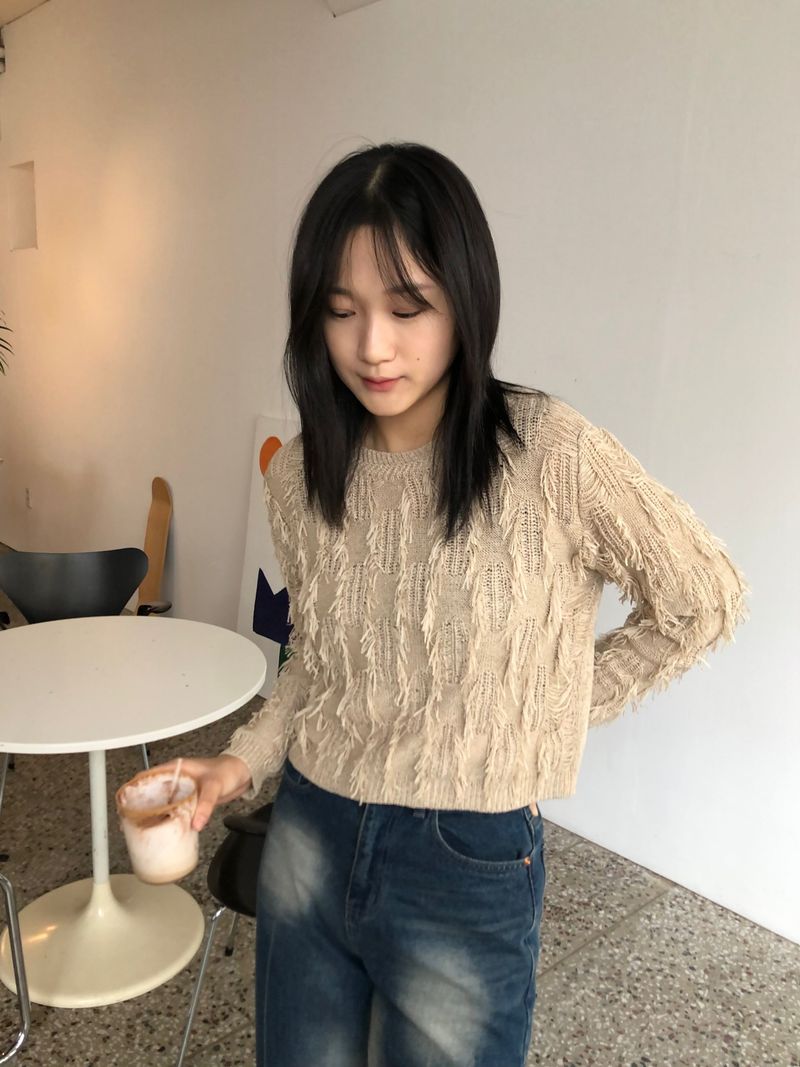 Freewheeling tassel round knit