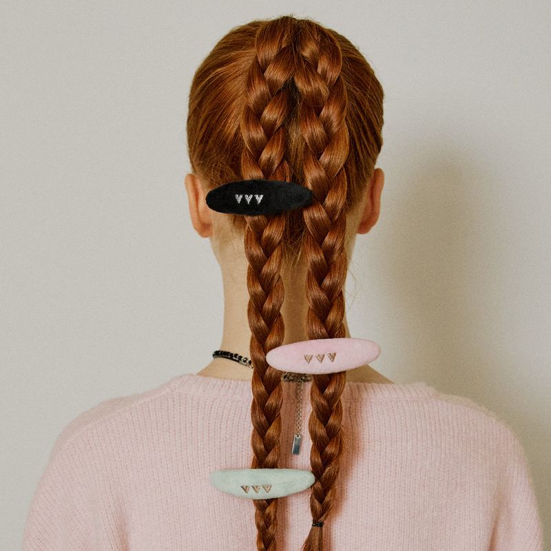 VVV（ブイブイブイ）の「[SET] Logo Velvet Hairpin（Hair Accessories）」