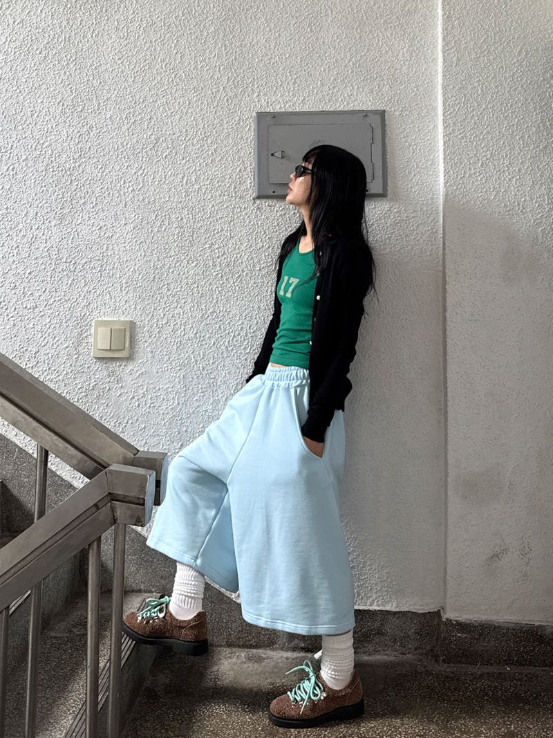 curved bermuda pants