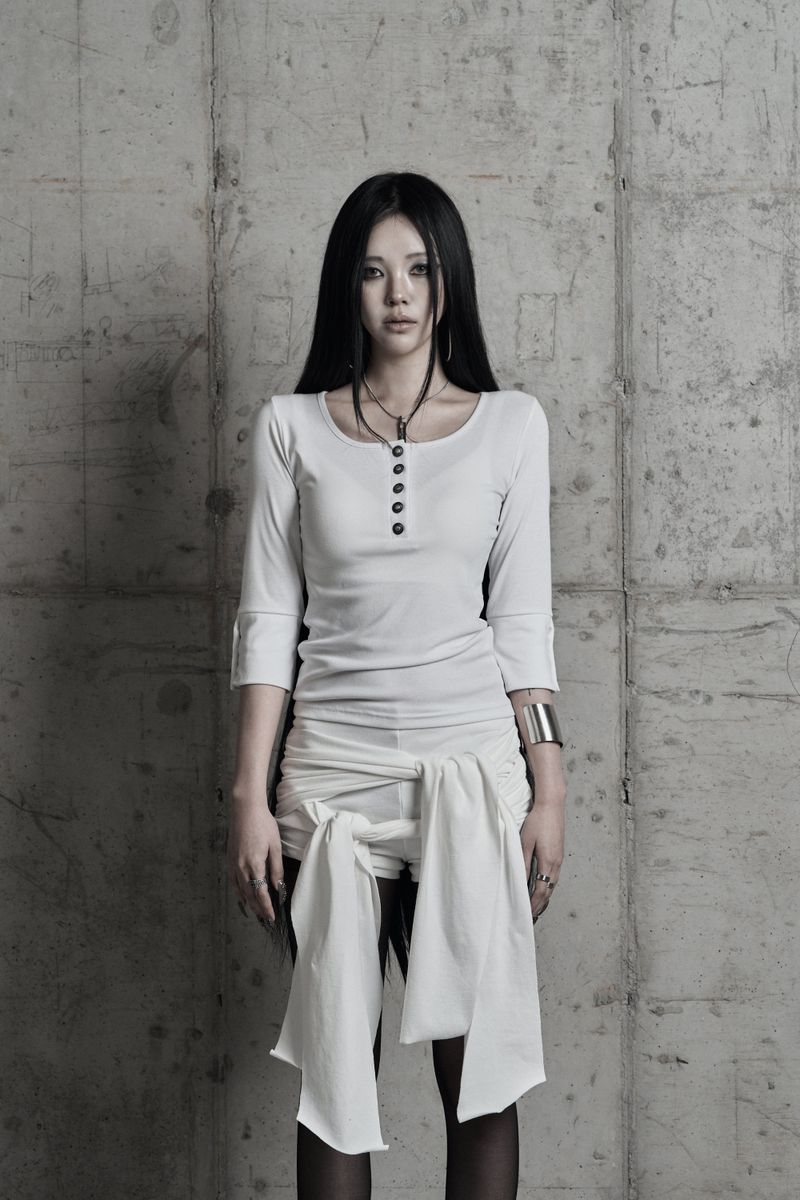 [label] metal button slim-fit half-sleeve top WHITE