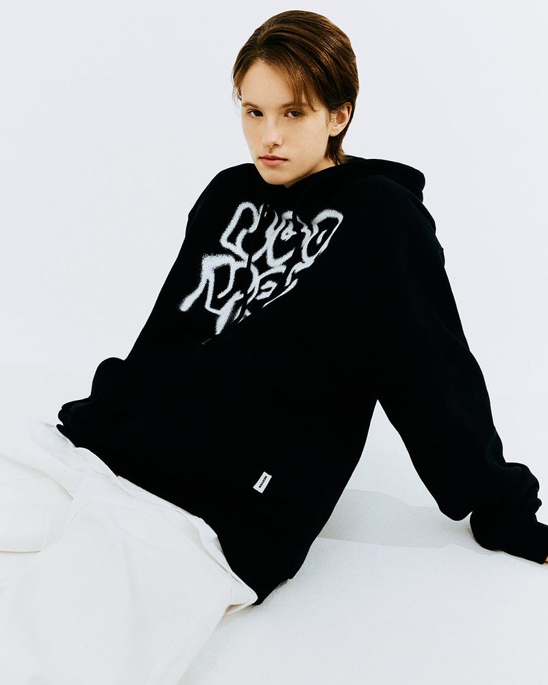 ROUND TYPO SPRAY HOODIE-BLACK