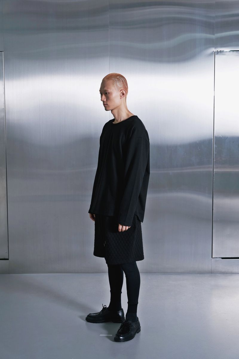 ESSENTIAL PLEAT U-NECK TEE (Black)