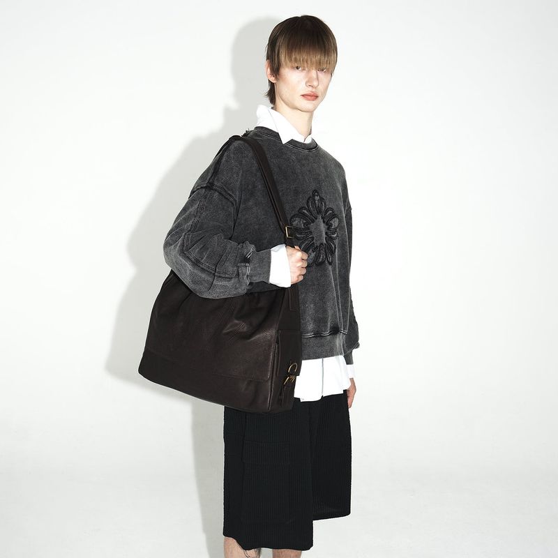 ULKIN（オルキン）の「[ULKIN] MUGUNG ステッチレザーメッセンジャーバッグ_ブラウン（バッグ）」