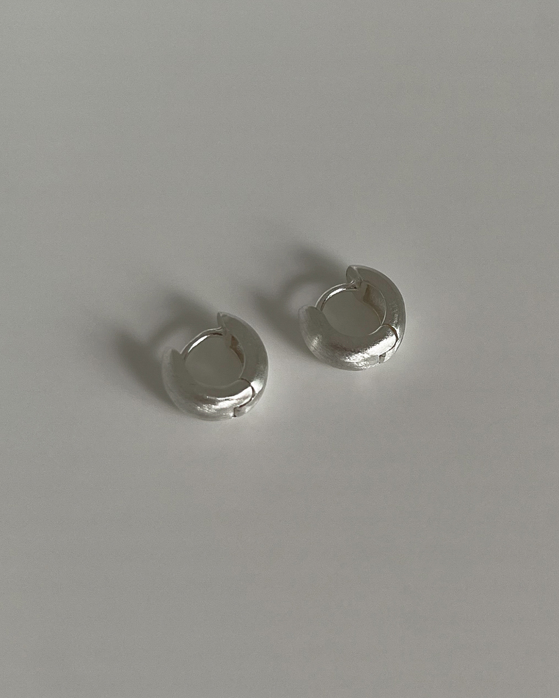 Pale earring (silver)