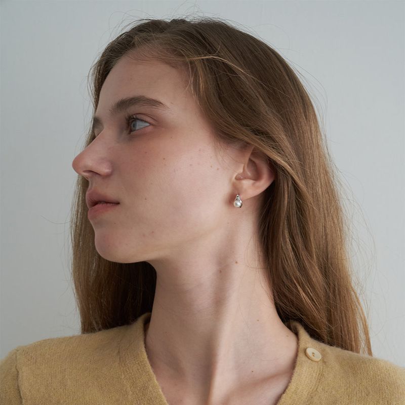 OVT-U（オーブイティーユー）の「Silver 925 Soft Pearl Curve Earrings（Accessories）」