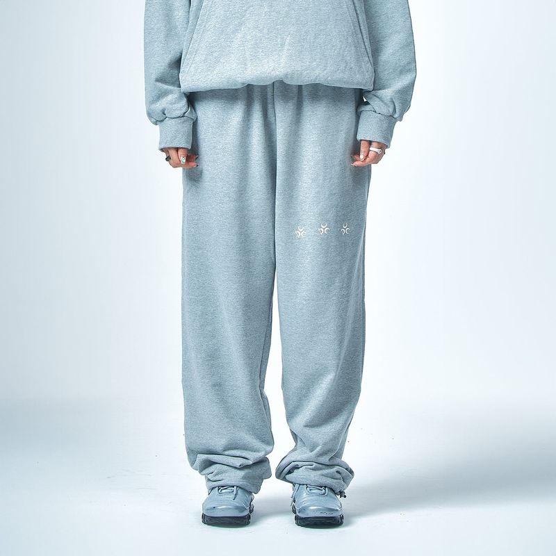 DAUSPICE(DUC)（ダウスピス）の「Logo Sweat Pants Grey（Pants）」