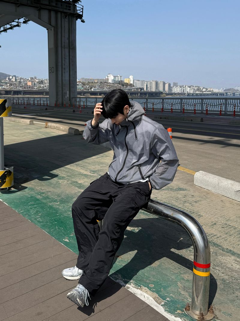 Rex cut line zipper windbreaker