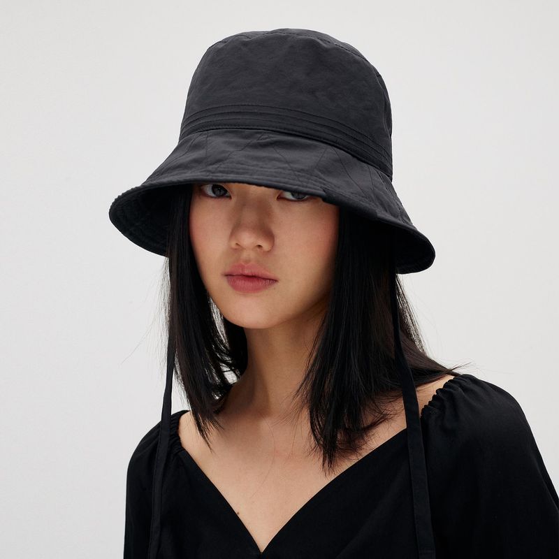RE RHEE（リイ）の「アジャスタブルストラップバケットハット　ブラック（帽子）」