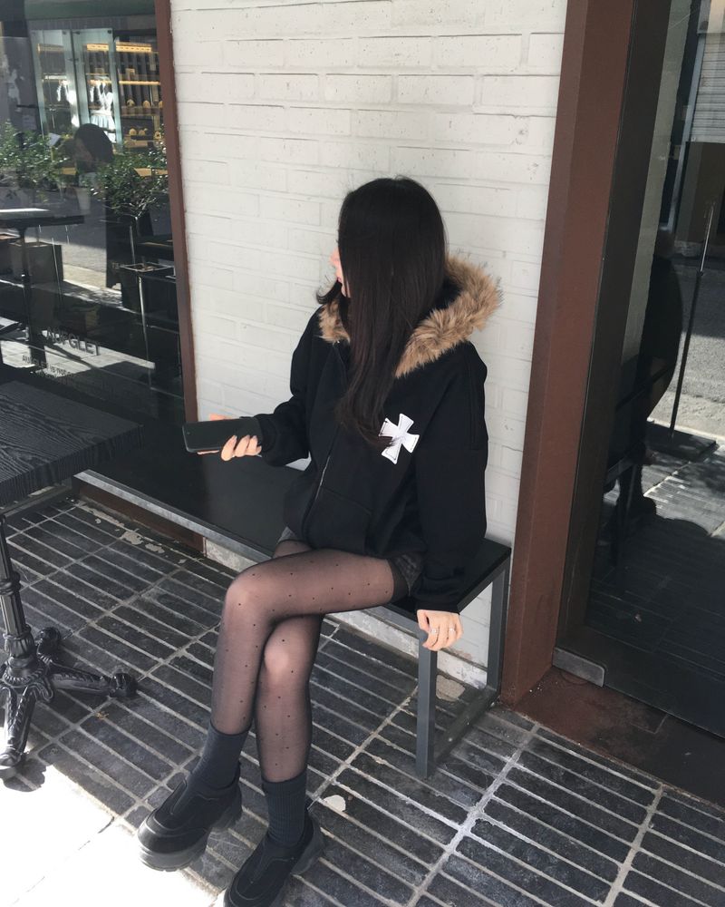 Cross fur hood jumper