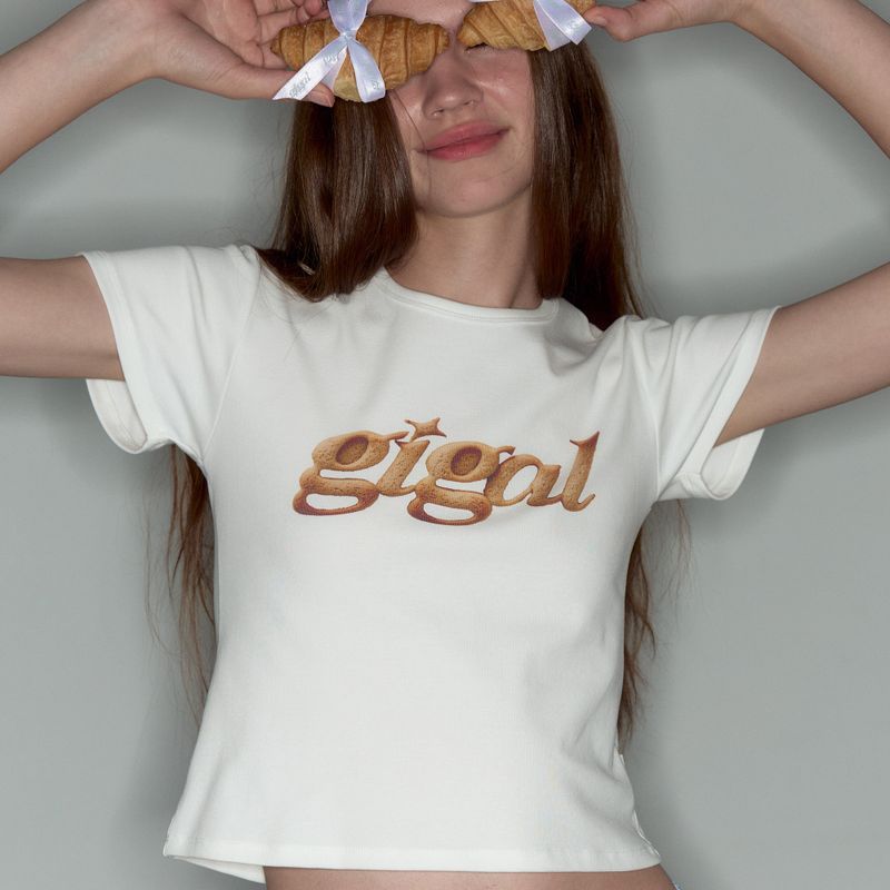 Gigal Official（ギガル オフィシャル）の「GIGAL BABY TOAST TEE（Tops）」