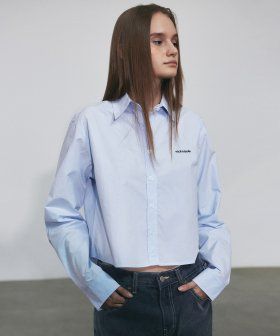 NICK&NICOLE（ニック＆ニコール）の「STANDARD LOGO CROP SHIRT_SKY BLUE（Tops）」