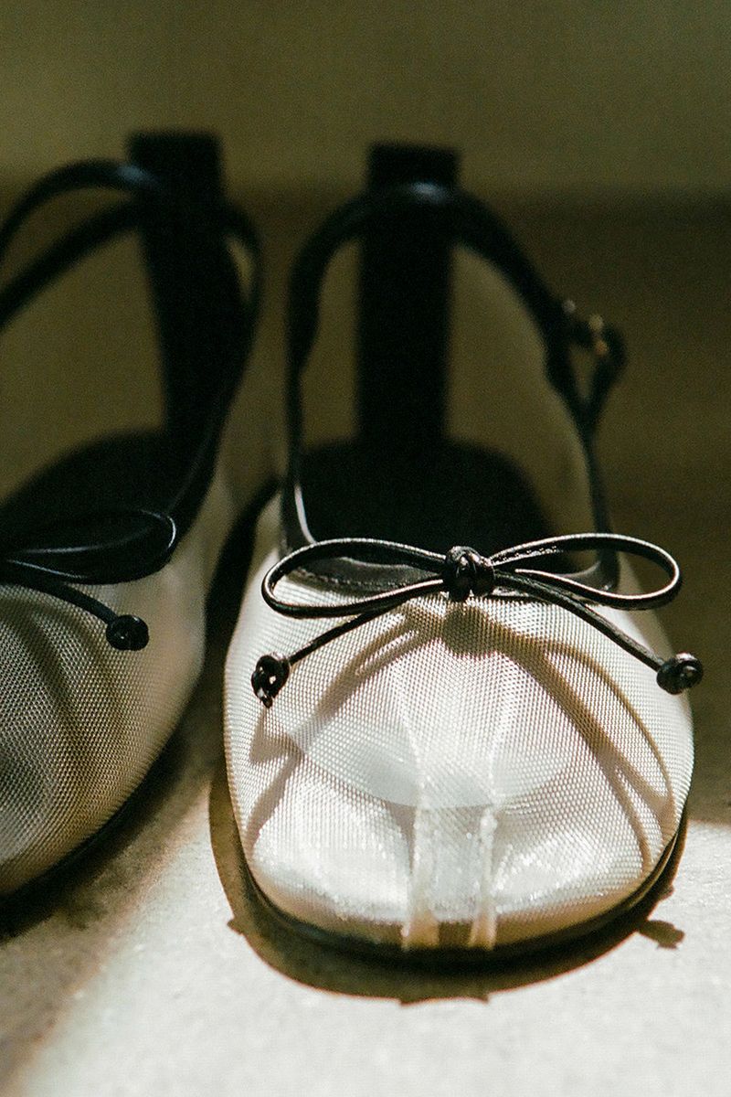 PINTUCK RIBBON FLAT IN GILDED BEIGE&BLACK