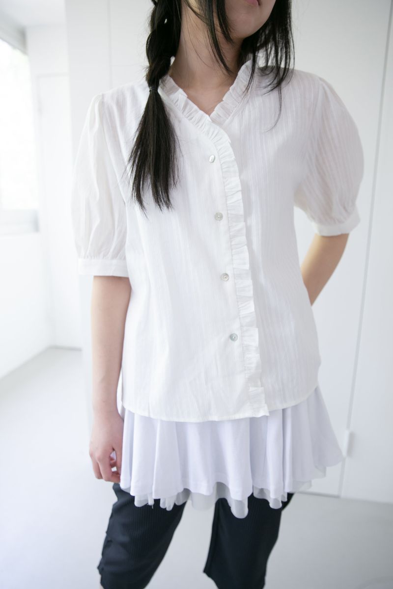 omoosoohy（オムスヒ）の「frill shell button half blouse(2colors)（Tops）」