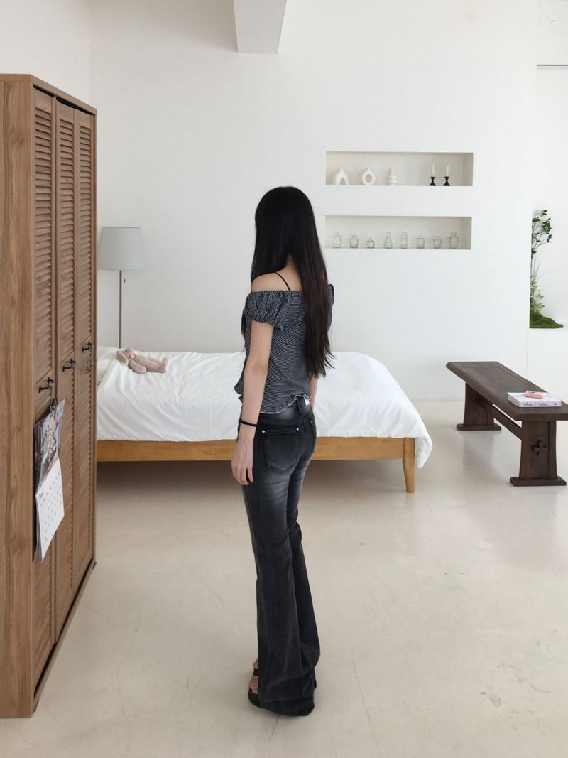 Black Low-rise Bootcut Denim Pants (one color)