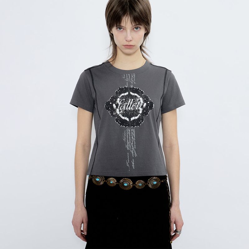 FALLETT（ファレット）の「FLOWER PRINT SHORT SLEEVE CHARCOAL（Tops）」
