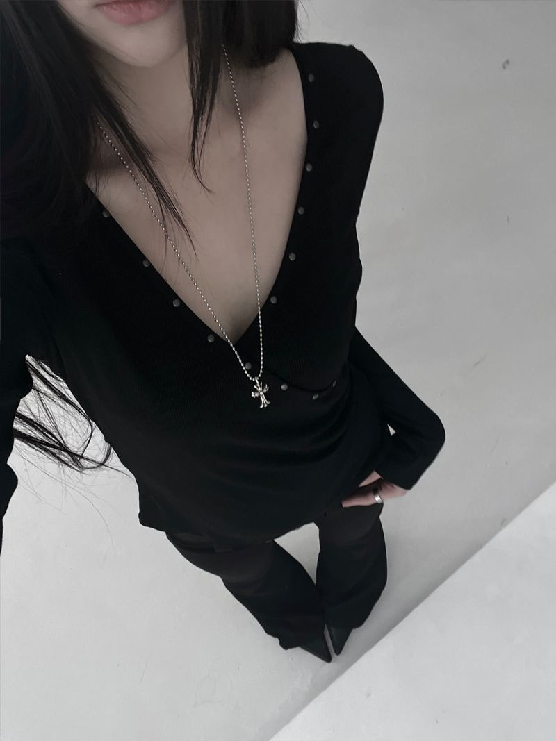 URBAN UNIQUE（アーバンユニーク）の「stud wrap v-neck ribbed T（Tops）」