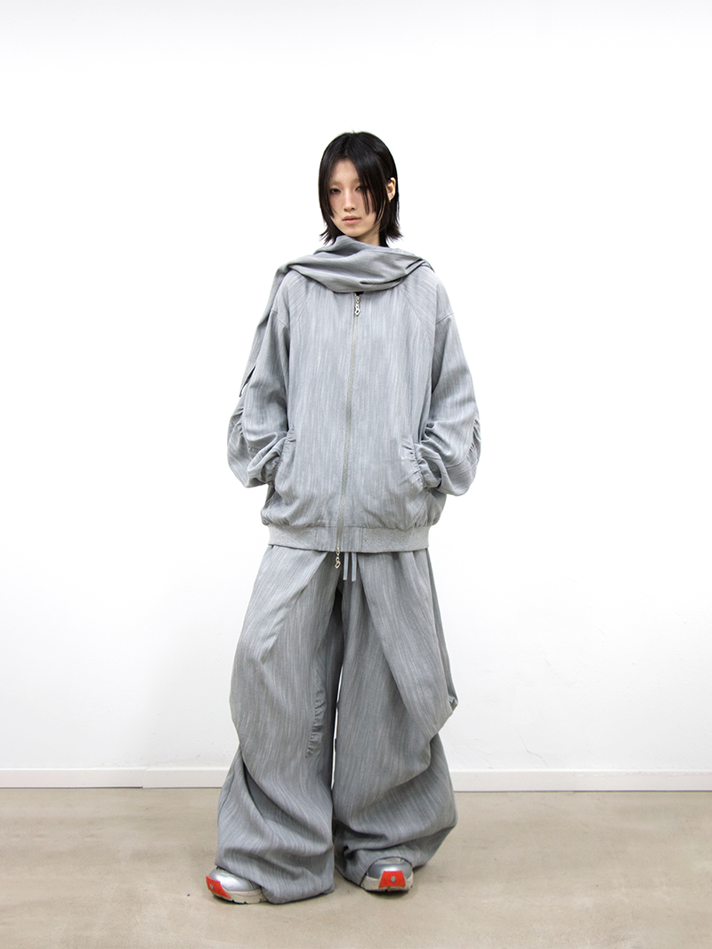 RELABEL (Menglian) デタッチャブルフーディドジャケットウィズサブトルストライプテクスチャーアンドウェービープリーツ, モダナイズド M-A1シルエット