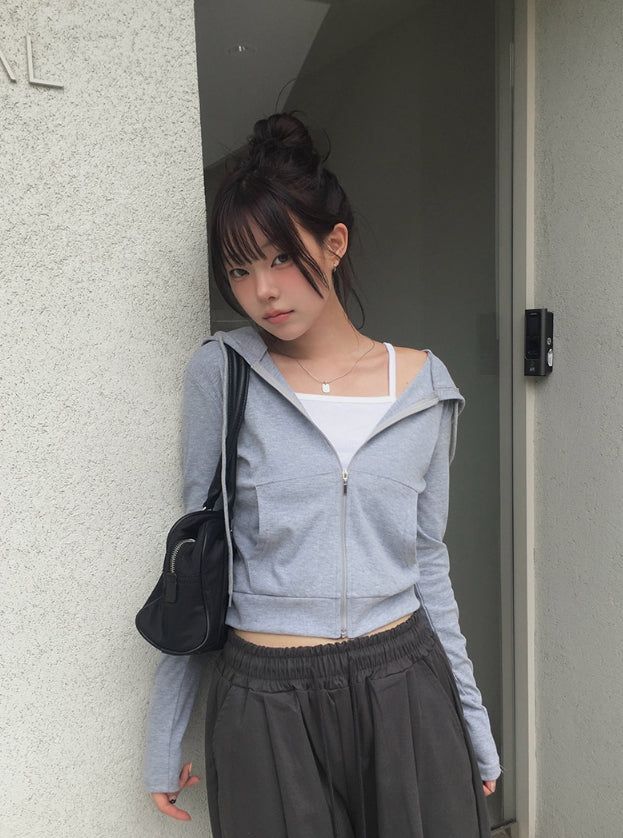 anyonemore（エニーワンモアー）の「ガゼル スリムフィット クロップ フード ジップアップ（トップス）」