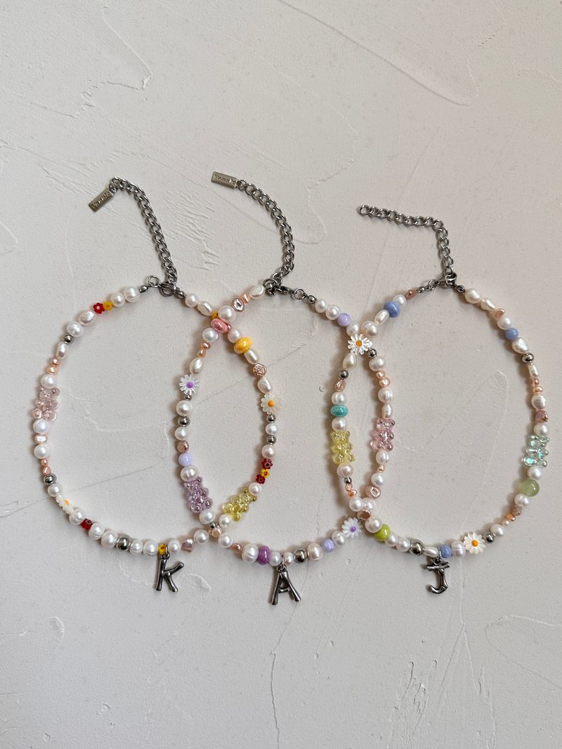 Vazzle(ヴァズル)の「【MADE】Florist - Gummy Bear & Freshwater Pearl Letter Necklace (A-Z)(Accessories)」