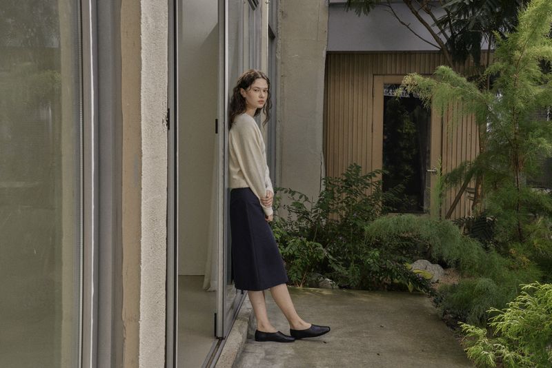 V BUTTON CARDIGAN_IVORY