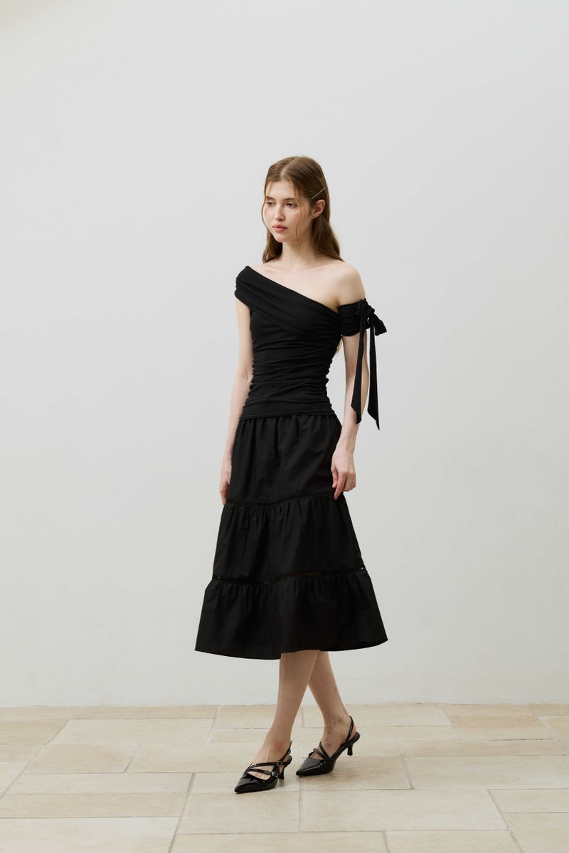RIA ONE-SHOULDER SHIRRING TOP / BLACK