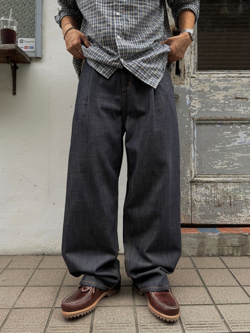 Node single-pleat raw denim jeans