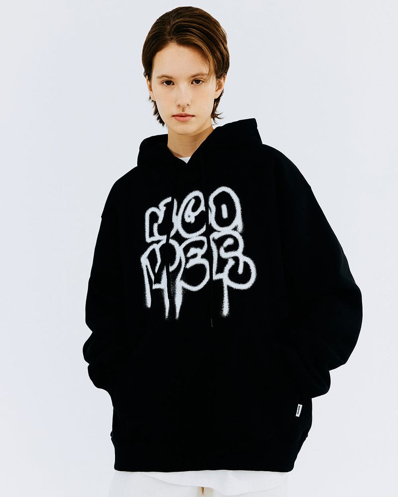 ROUND TYPO SPRAY HOODIE-BLACK