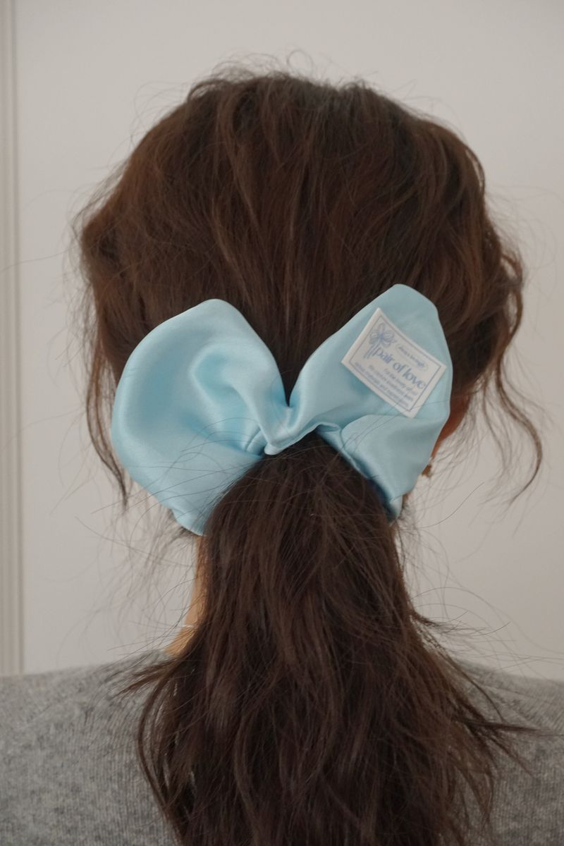 SATIN HEART SCRUNCHIE (ICE BLUE)