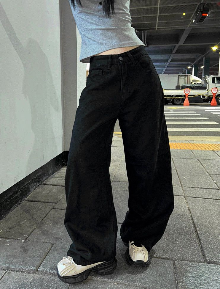 Two-button strap wide pants
