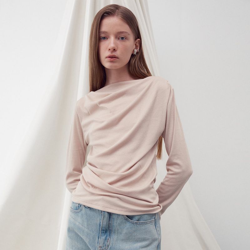 RE RHEE（リイ）の「シャーリングドレープ長袖トップ BEIGE（トップス）」