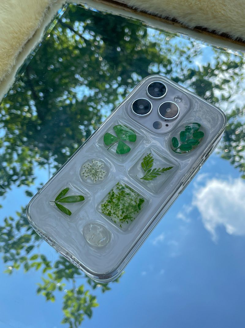  [made] Plant Book Clover Leaf Phone Case