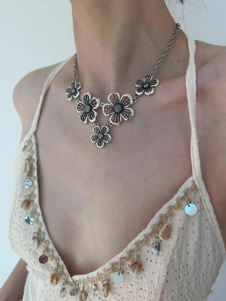 Five flowers necklace
