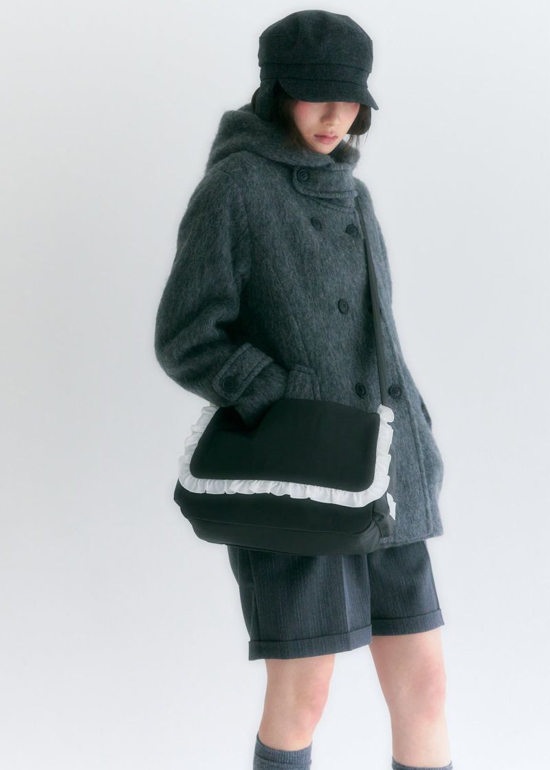 frill messenger bag (charcoal)