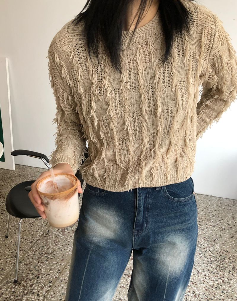 Freewheeling tassel round knit