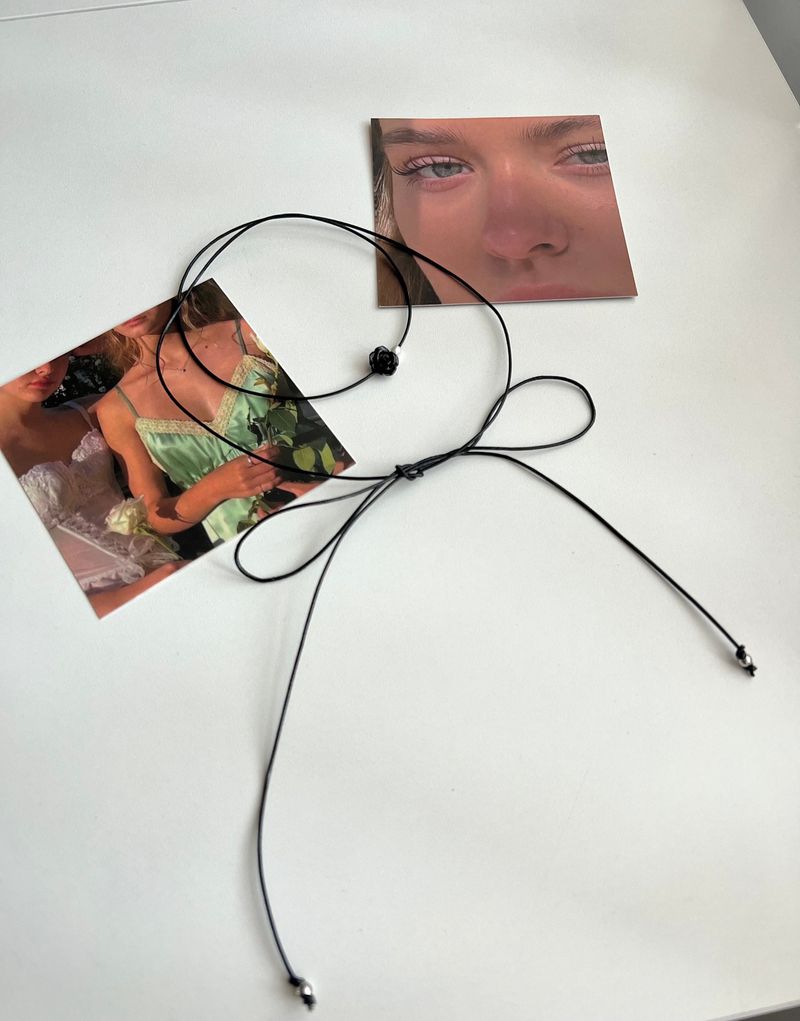 bn Classic Black Cowhide Rose Rope Strap Necklace