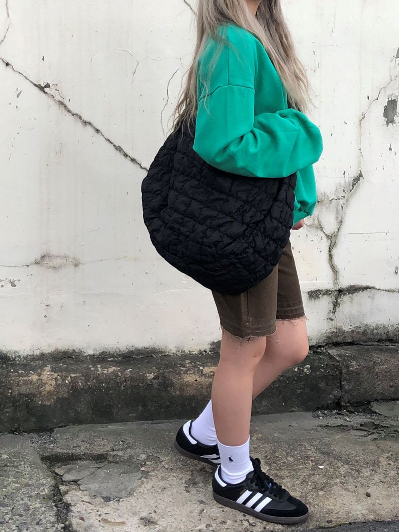 Pompom quilting shoulder bag