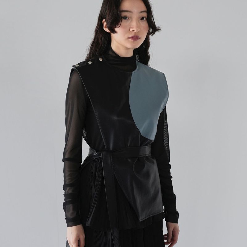 Uenui（ウニュイ）の「patchwork fake leather vest（Tops）」