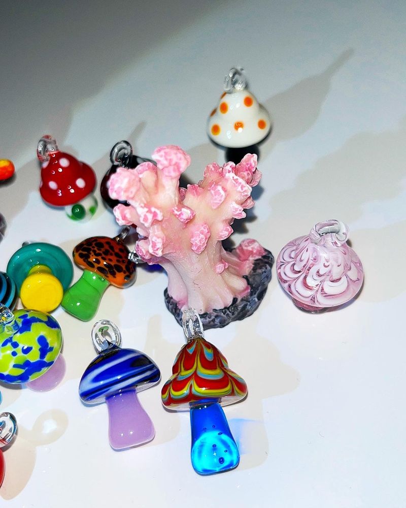 Trippy mushroom keychain