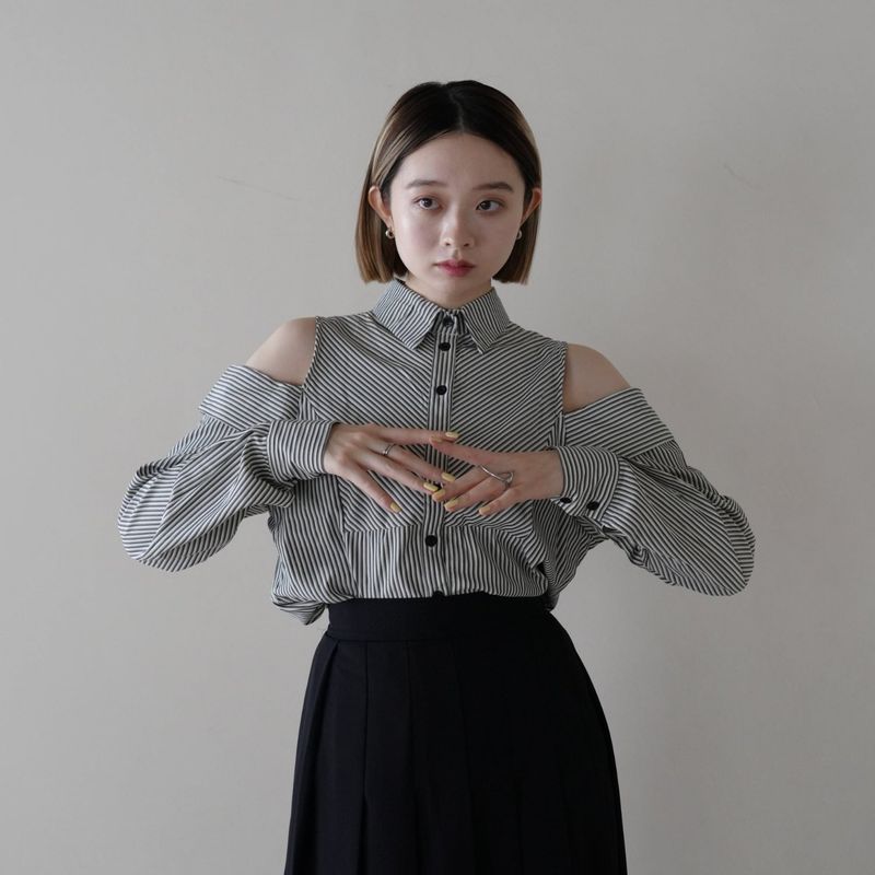 Uenui（ウニュイ）の「open shoulder shirt（Tops）」