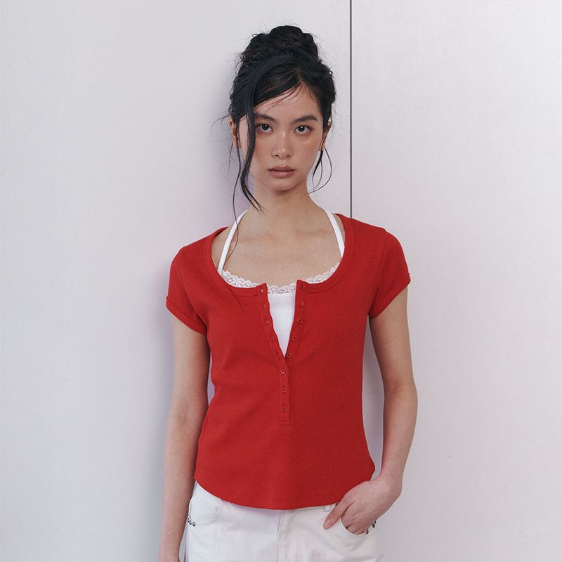 C SCOOP NECK BUTTON FRONT T-SHIRT_RED